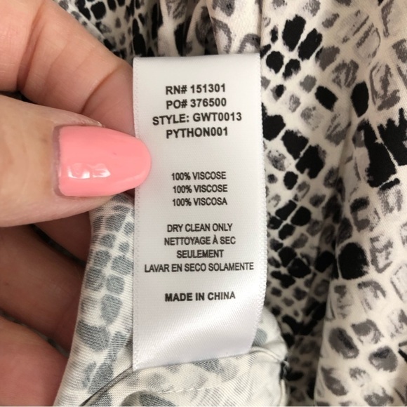 Good American The Purely Python Print Cropped Long Sleeve Blouse NWT Large - Picture 8 of 12